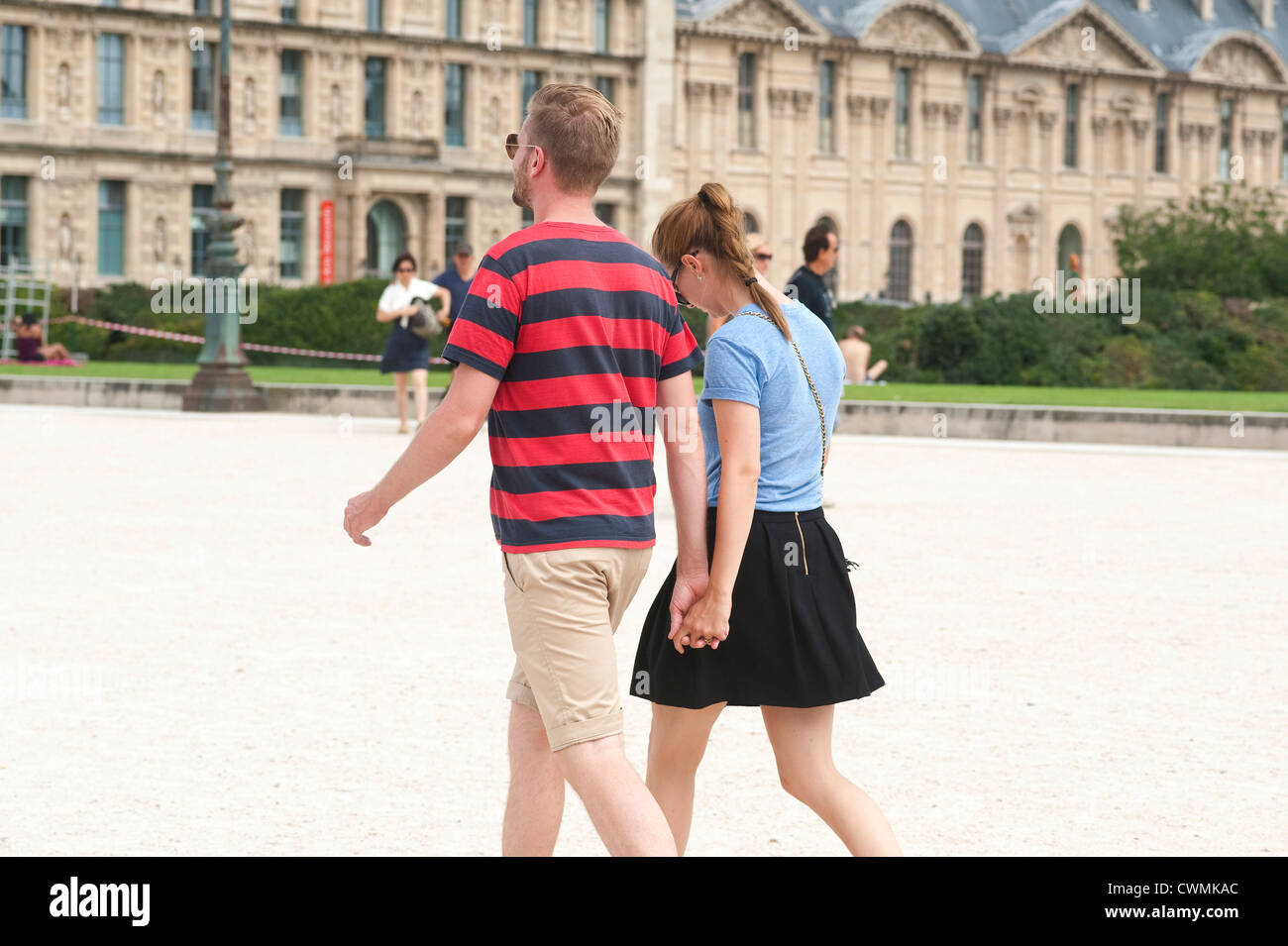 Parigi, Francia - una giovane coppia camminare fuori in un giorno di estate di mano in mano. Foto Stock