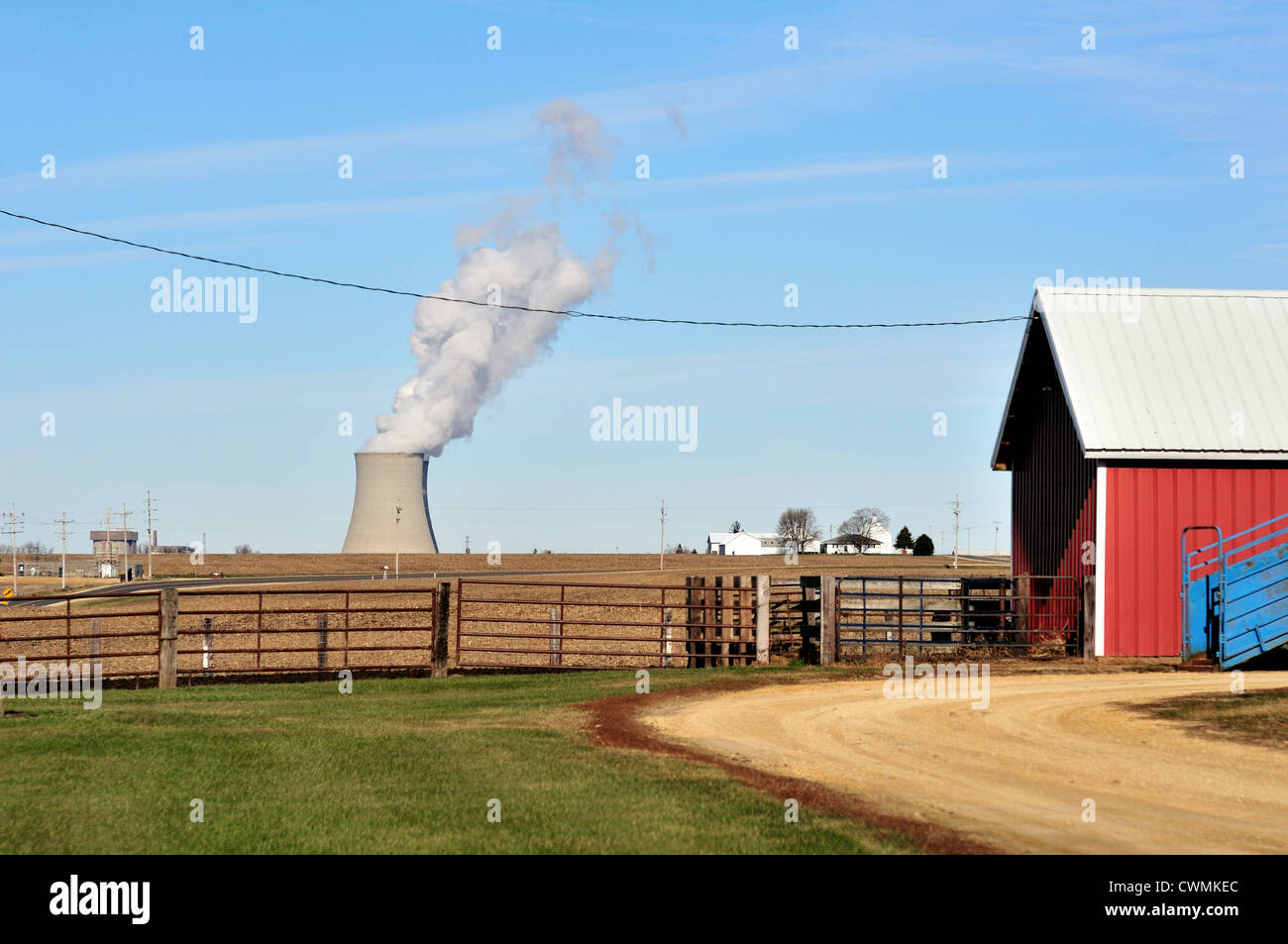 Energia nucleare twin torri di raffreddamento del Byron Centrale Nucleare nel mezzo di terreni agricoli potenzialmente pericolosa fonte di energia. Byron, Illinois, Stati Uniti d'America. Foto Stock