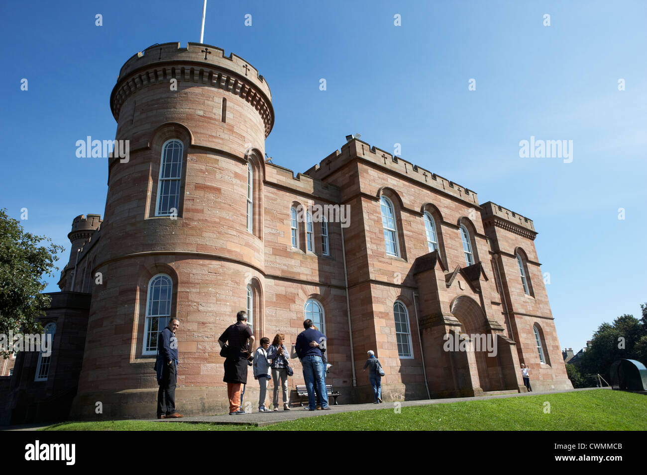I turisti al di fuori Inverness Castle highland scozia uk Foto Stock
