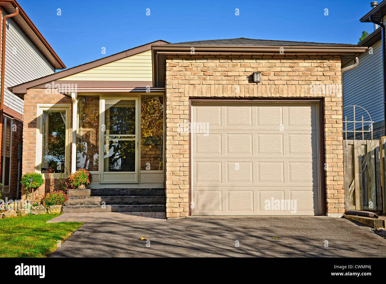 Suburban piccoli bungalow casa con garage singolo Foto Stock