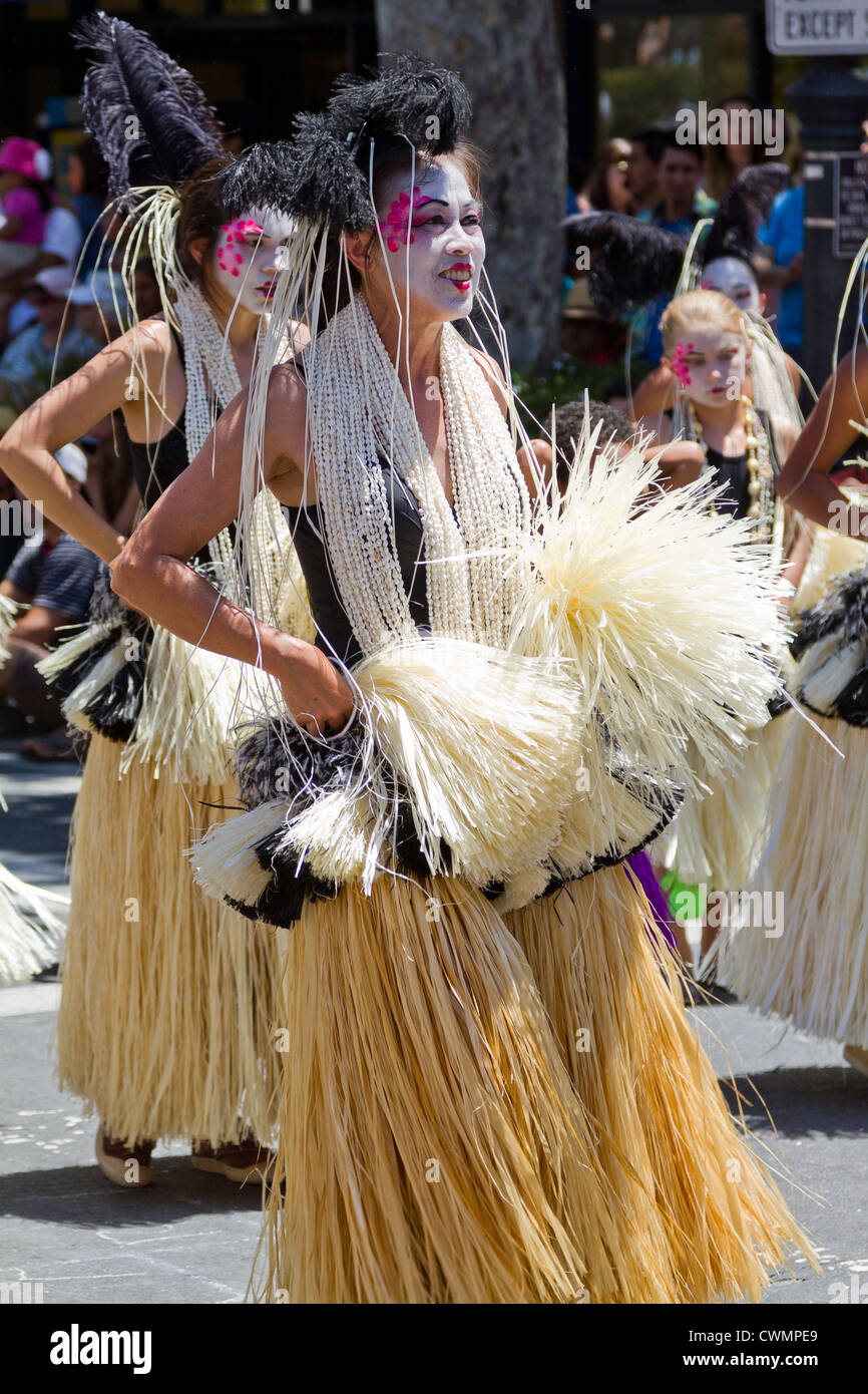 Ballerina di Hula nel 2012 Summer Solstice Parade di "Santa Barbara, California Foto Stock