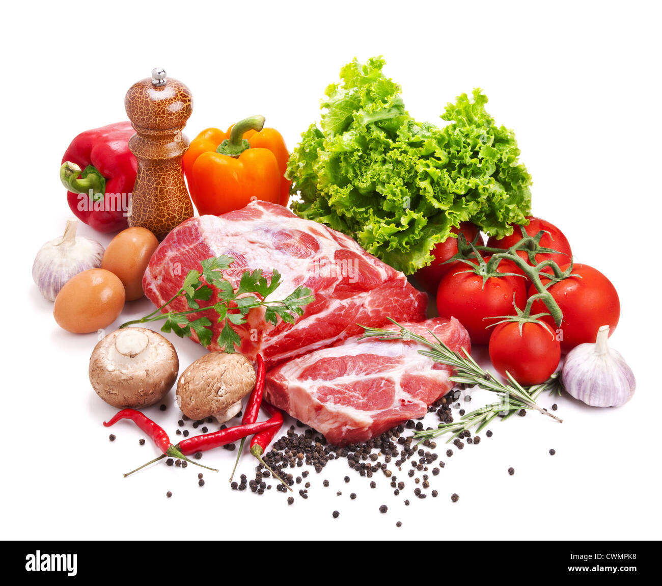 Ancora in vita con carne di maiale cruda e verdure fresche isolato su bianco Foto Stock