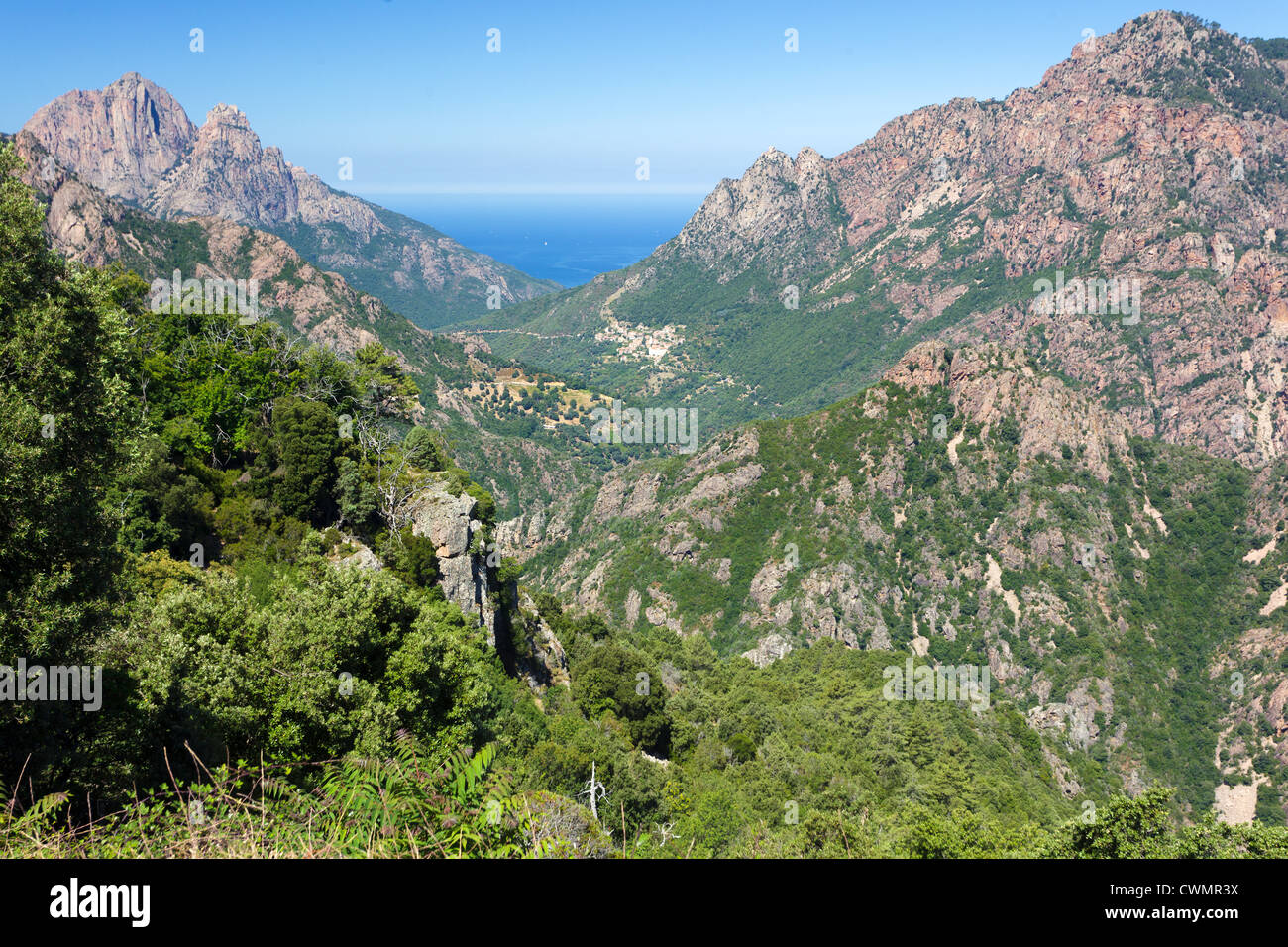 La Corsica paesaggio di montagna e mare Foto Stock