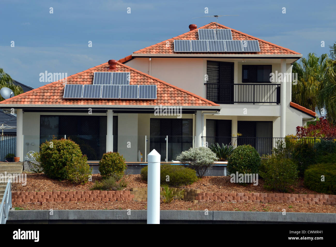 Una casa sul canale con i pannelli solari Foto Stock