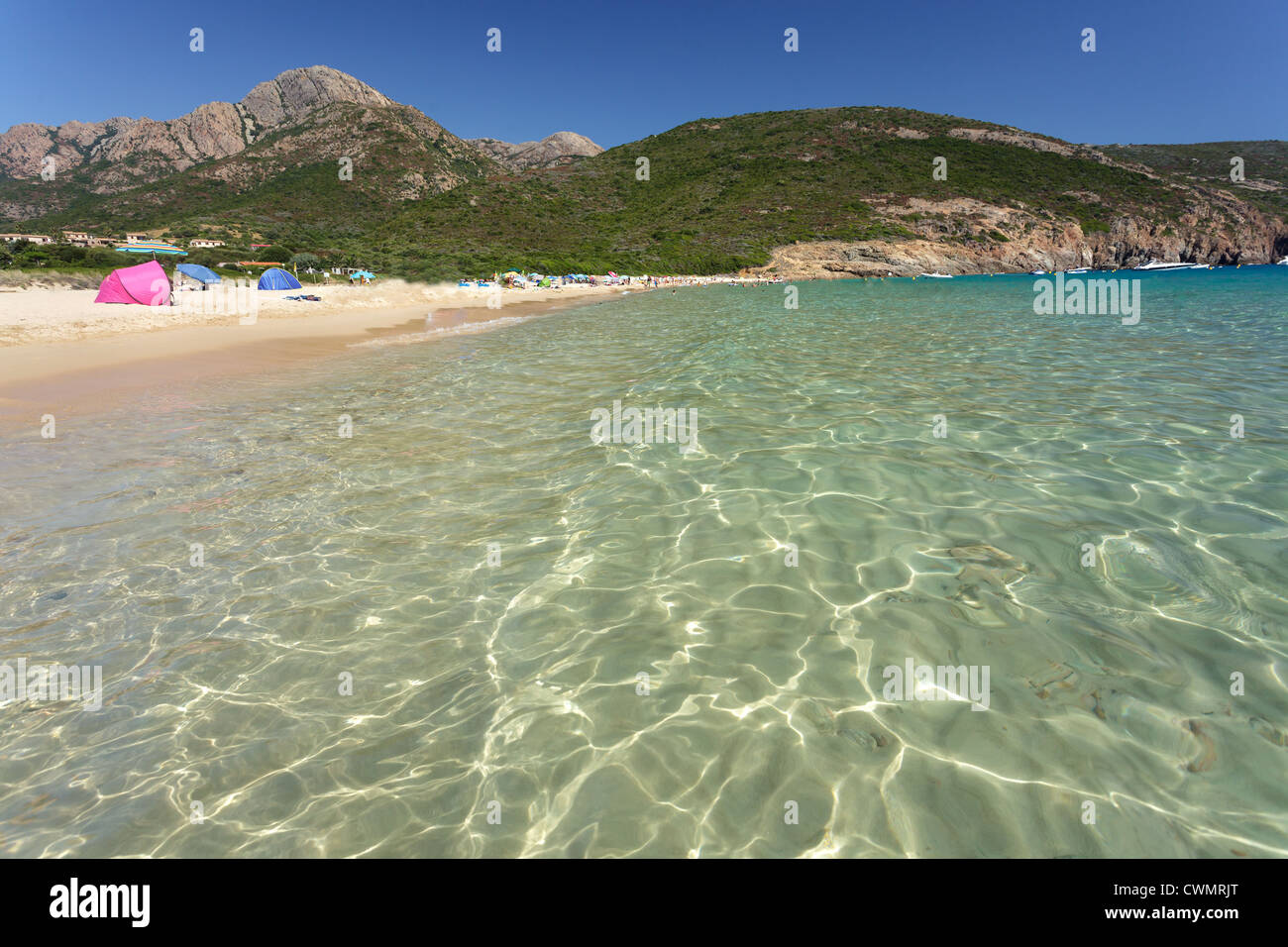 Chiare acque del Mediterraneo nella spiaggia di Arone, Corsica, Francia Foto Stock