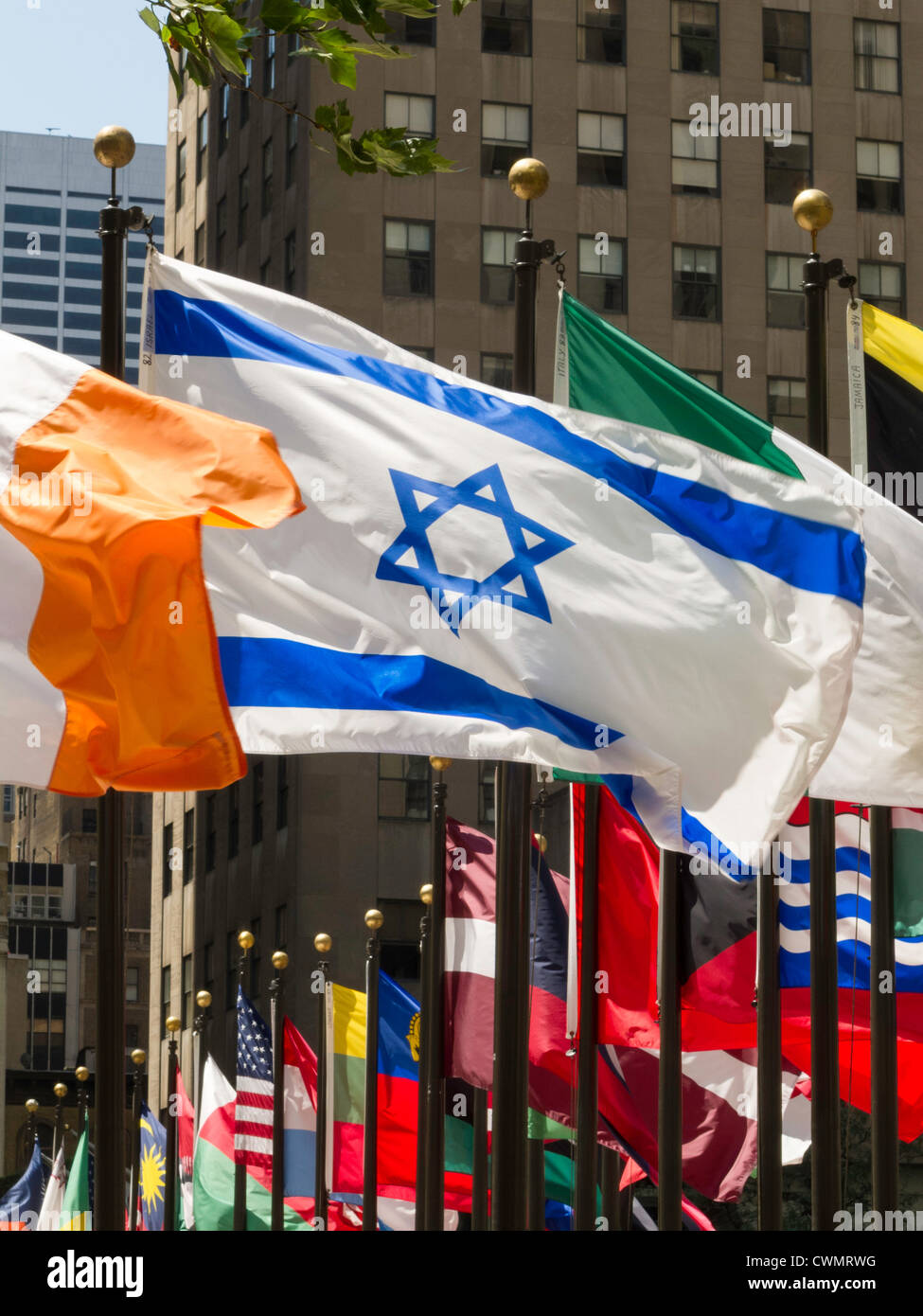 Bandiere nazionali al Rockefeller Center, New York City, Stati Uniti Foto Stock