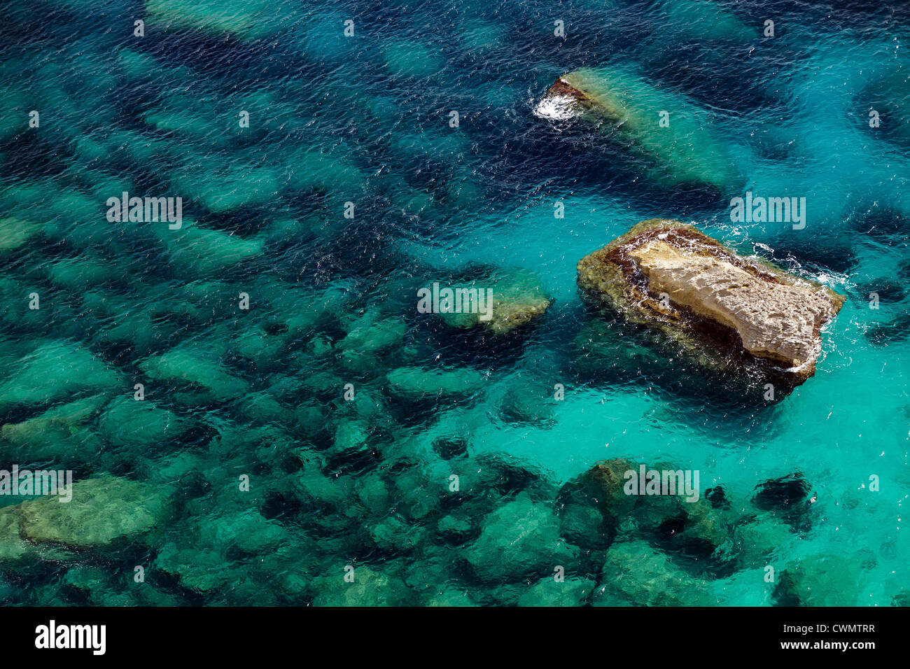 Il mare blu e rocce in Corsica, Francia Foto Stock