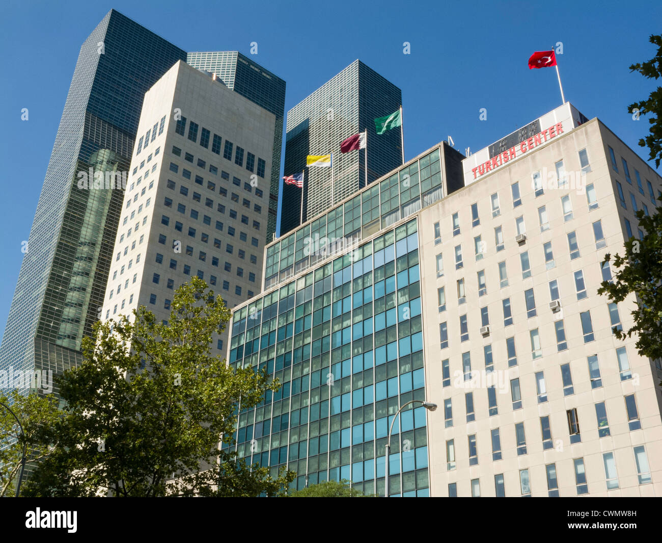 Grattacieli e consolati sulla First Avenue di fronte al complesso delle Nazioni Unite, New York City, Stati Uniti Foto Stock