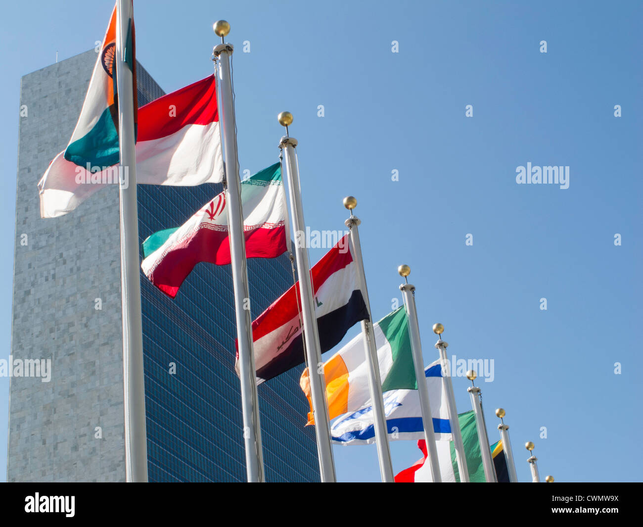 Gli Stati Nazione bandiere presso la sede delle Nazioni Unite Building di New York City Foto Stock