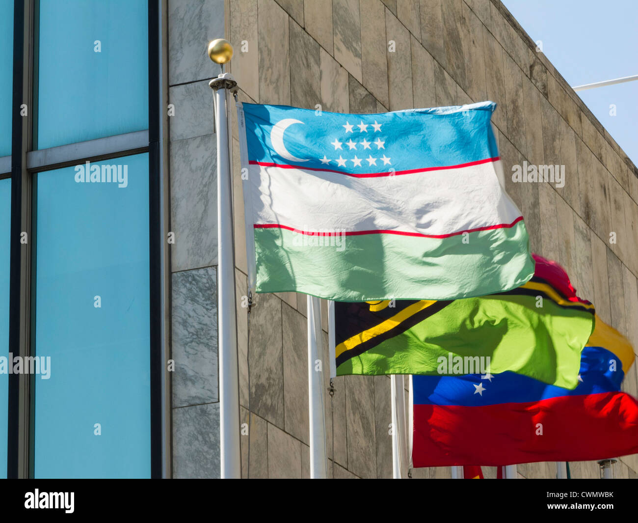 Uzbekistan e altre bandiere della nazione, il Quartier generale delle Nazioni Unite di New York Foto Stock