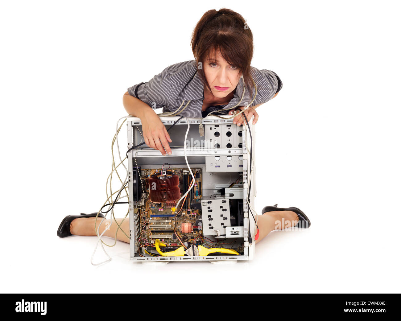 Donna disperata e il suo computer rotto Foto Stock