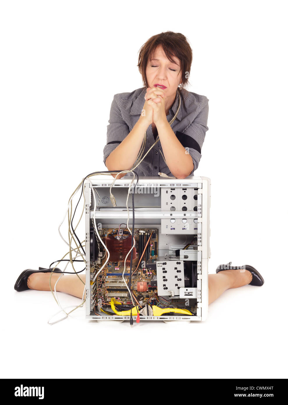 Confondere la donna che prega per il computer inizia a lavorare di nuovo Foto Stock