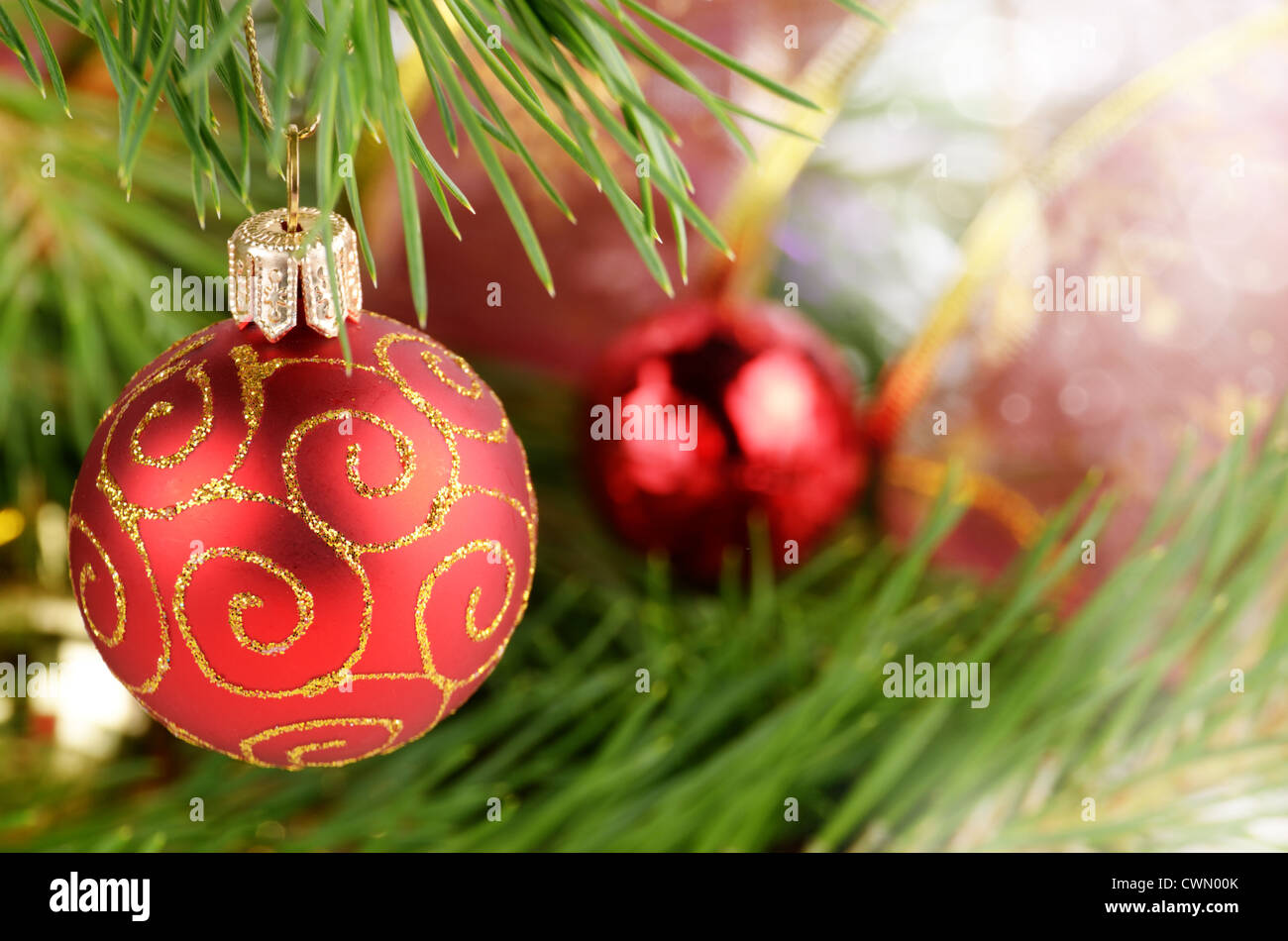 Natale pallina rossa su sfondo lucido Foto Stock