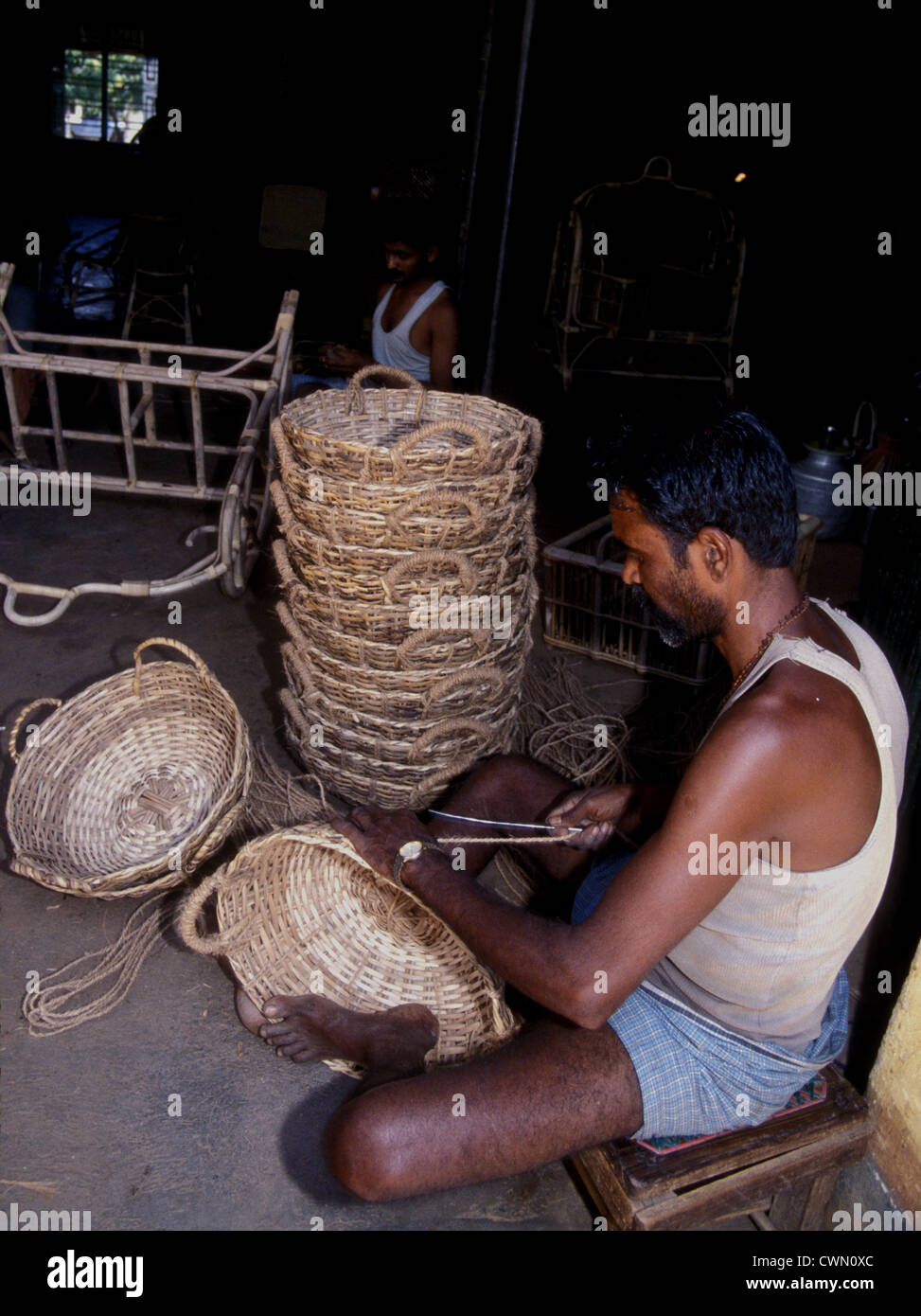 Un uomo indiano che tesse cesti, Tamil Nadu Foto Stock