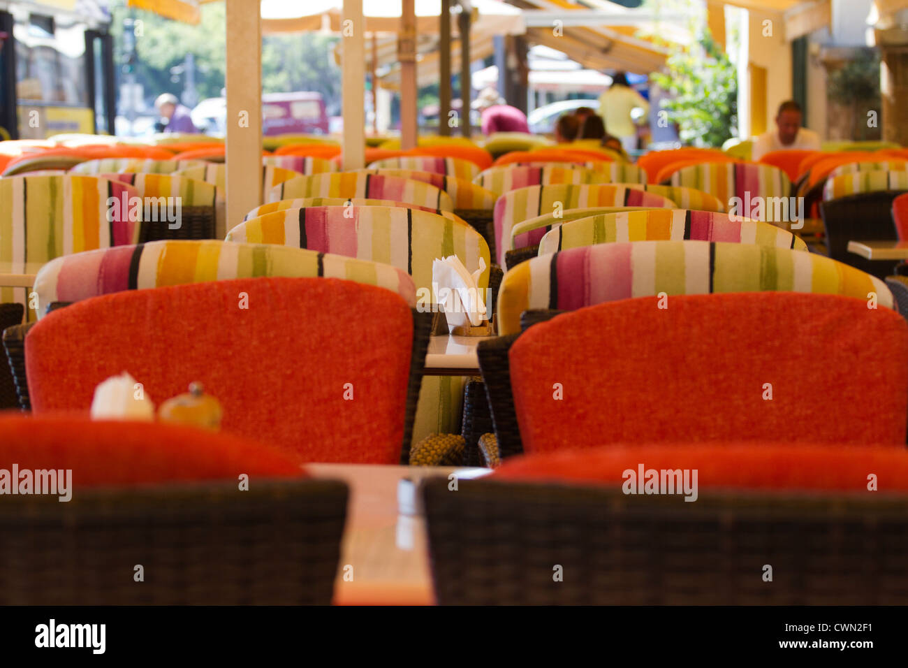 Svuotare tavolo e sedie in un ristorante in città di Rodi Grecia, Egeo, Mediterranea Foto Stock