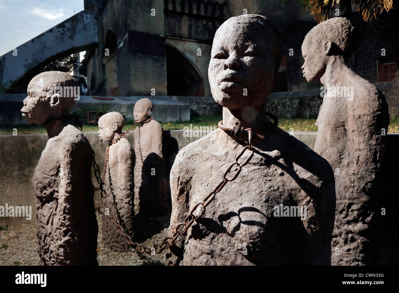 Monumento Slave per artista Clara Sornas presso la cattedrale anglicana sul sito dell'ex mercato di schiavi in Stonetown Zanzibar Foto Stock