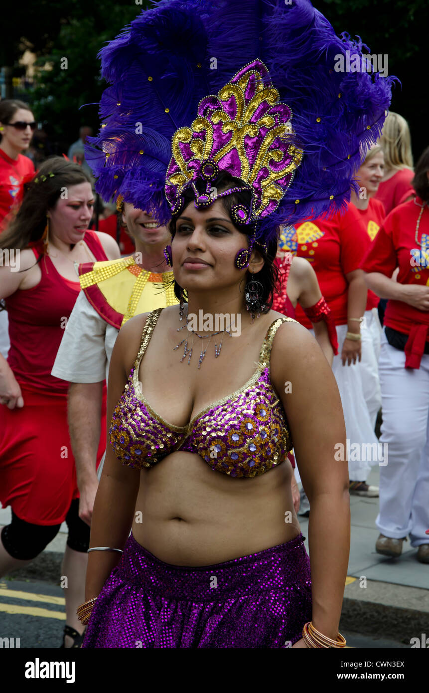 Danzatrice con il compromesso di Edimburgo Scuola di Samba eseguendo il secondo giorno della Edinburgh Jazz e Blues Festival in Scozia. Foto Stock