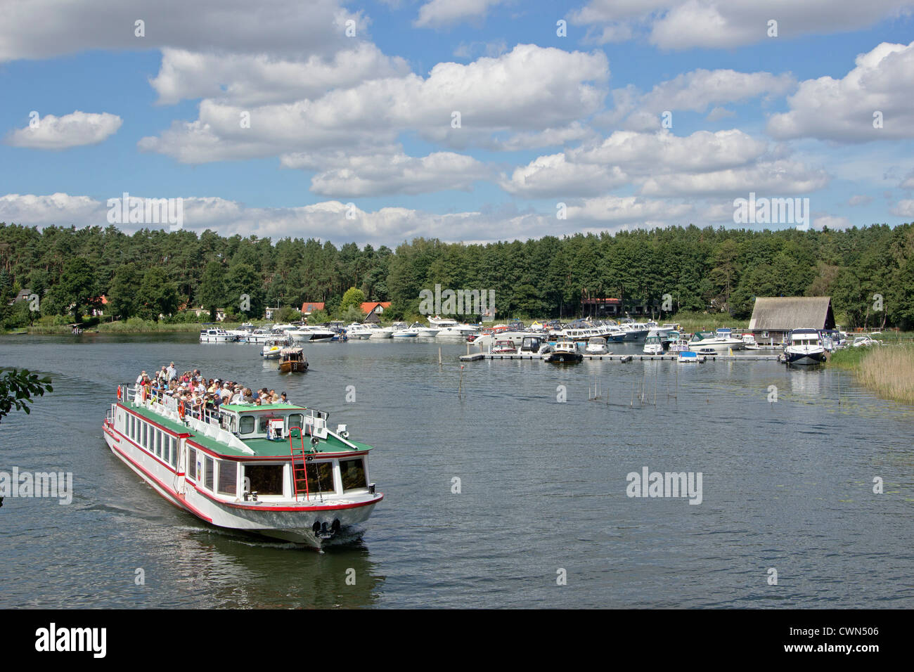 Escursione in barca sul Lago Koelpin vicino a Waren, Mecklenburg laghi, Meclemburgo-Pomerania Occidentale, Germania Foto Stock