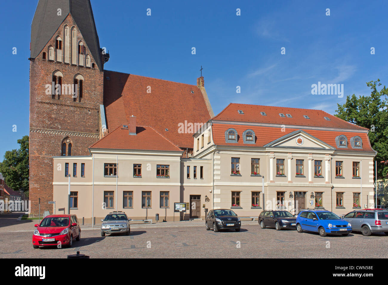 San Nikolai chiesa e il municipio, Roebel, Mecklenburg laghi, Meclemburgo-Pomerania Occidentale, Germania Foto Stock