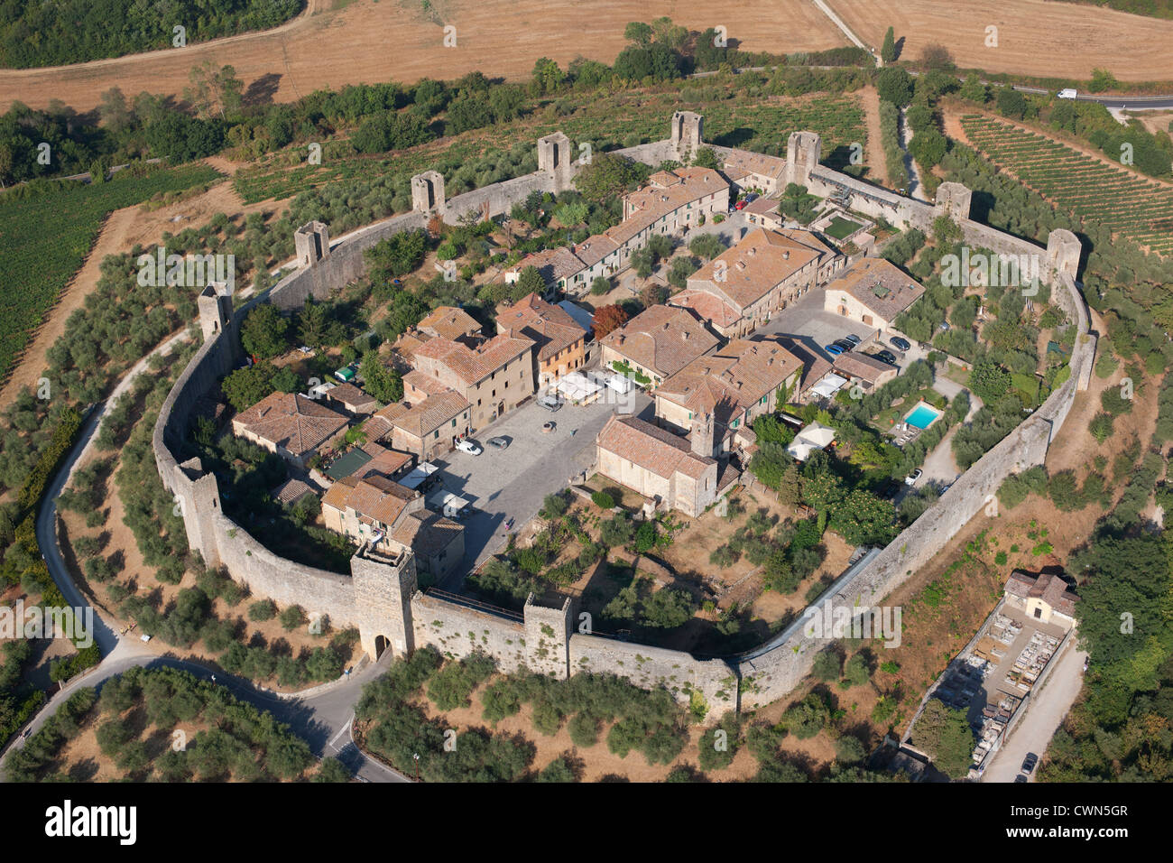 VISTA AEREA. Città medievale fortificata. Città del XIII secolo costruita su una collina. Monteriggioni, Provincia di Siena, Toscana, Italia. Foto Stock