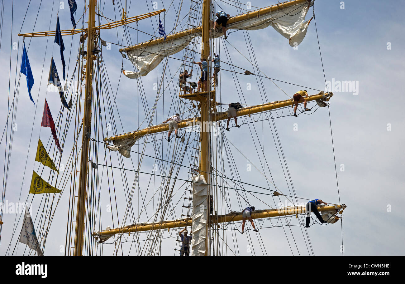 Marinai di issare le vele di una vecchia nave a vela nel porto della città di Volos (Tessaglia, Grecia) Foto Stock