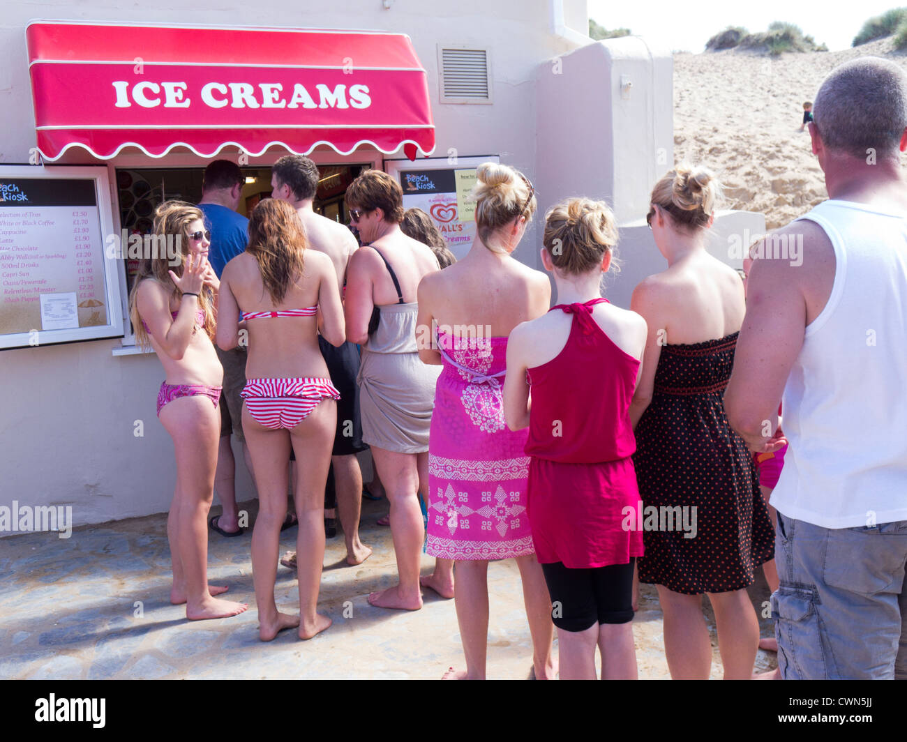 I vacanzieri in coda per acquistare gelati Foto Stock