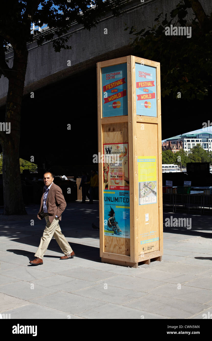 Adshells, pannelli pubblicitari e retro-illuminato poster design e sulla strada di Londra UK. Foto Stock