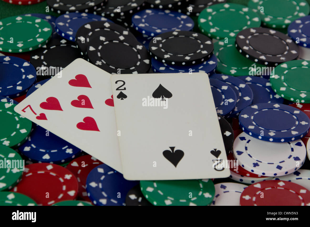 Sette deuce off suit Texas Hold'em Poker mano su una pila di fiches del casinò Foto Stock