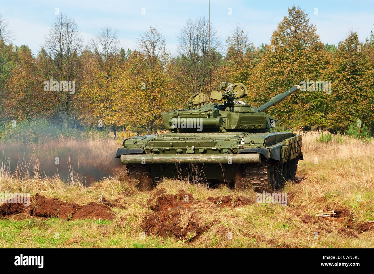 Carro armato sul campo. Foto Stock