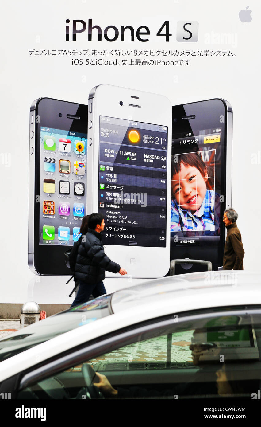 Tokyo, Giappone - 2 January 2012: Apple iPhone 4S pubblicità nel quartiere  Shibuya di Tokyo Foto stock - Alamy