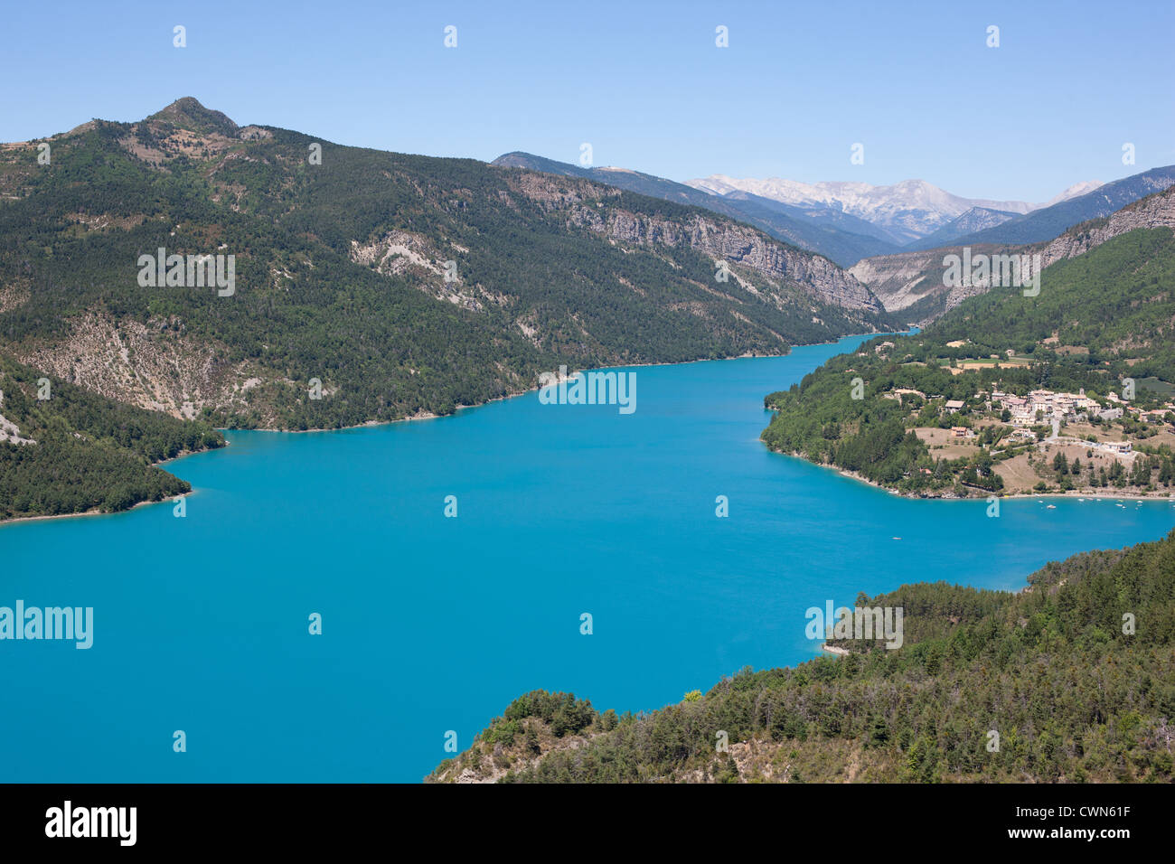 Lago Castillon e il pittoresco villaggio di Saint-Julien-du-Verdon. Valle del Verdon, Alpi dell'alta Provenza, Provenza, Francia. Foto Stock