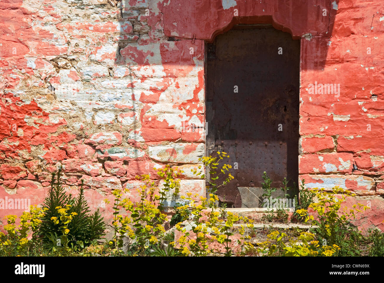 Facciata colorata di una vecchia casa in pietra con alterò la porta di metallo sulla penisola di Pelion, Tessaglia, Grecia Foto Stock