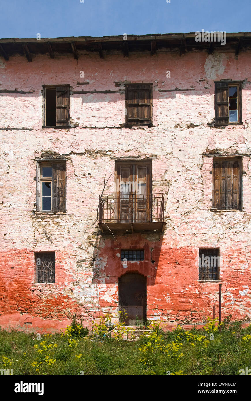 Facciata di una vecchia e decadente a due piani casa in pietra sulla penisola di Pelion, Tessaglia, Grecia Foto Stock