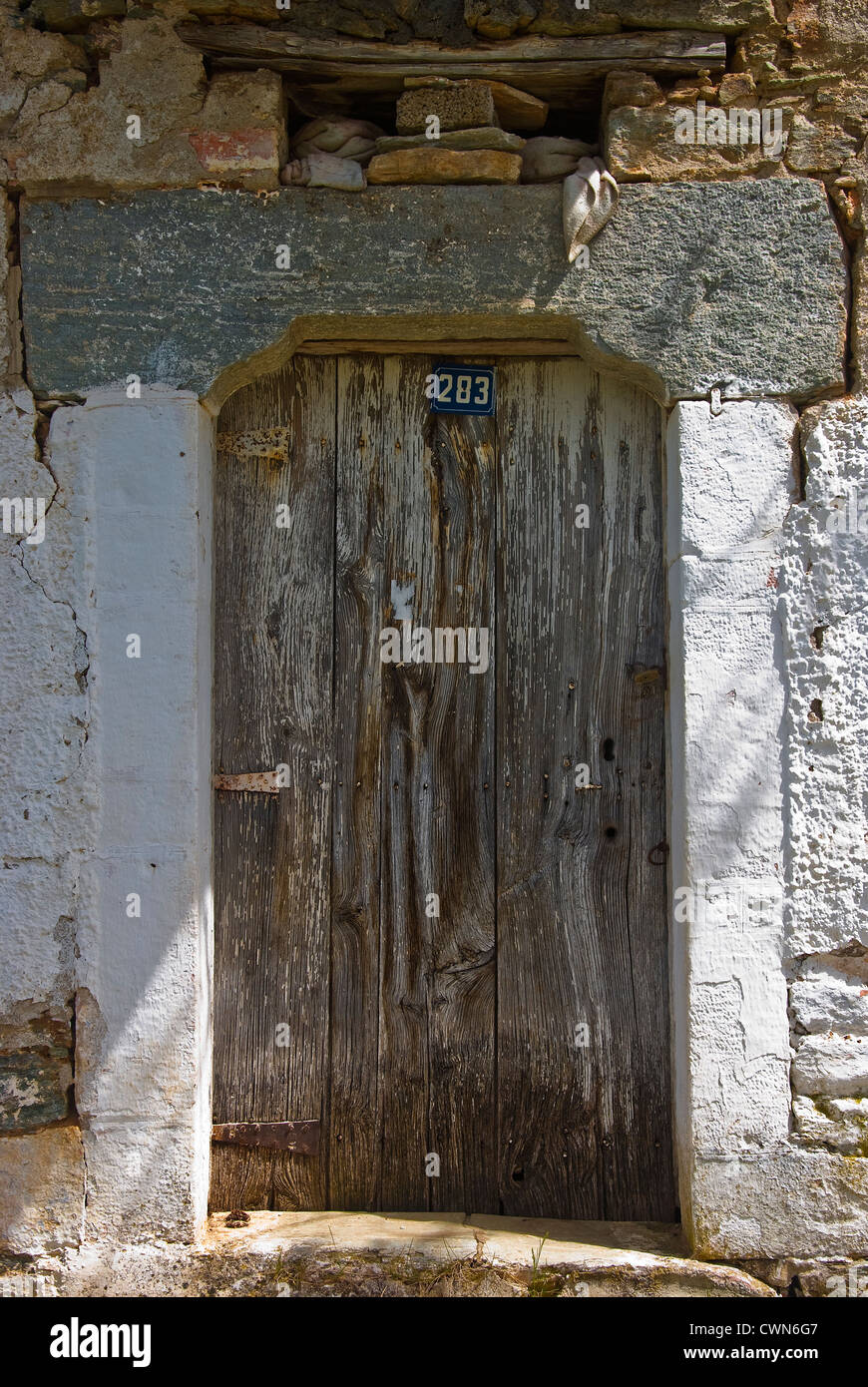 Vecchio e stagionato porta in legno di un vecchio cottage in pietra sulla penisola di Pelion, Tessaglia, Grecia Foto Stock