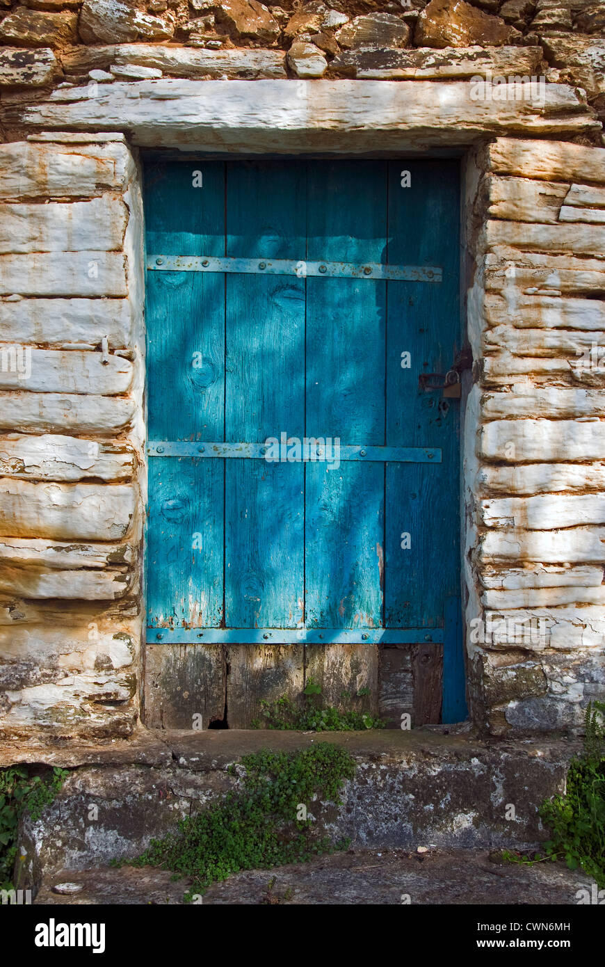 Weathered porta di legno di un vecchio cottage in pietra sulla penisola di Pelion, Tessaglia, Grecia Foto Stock