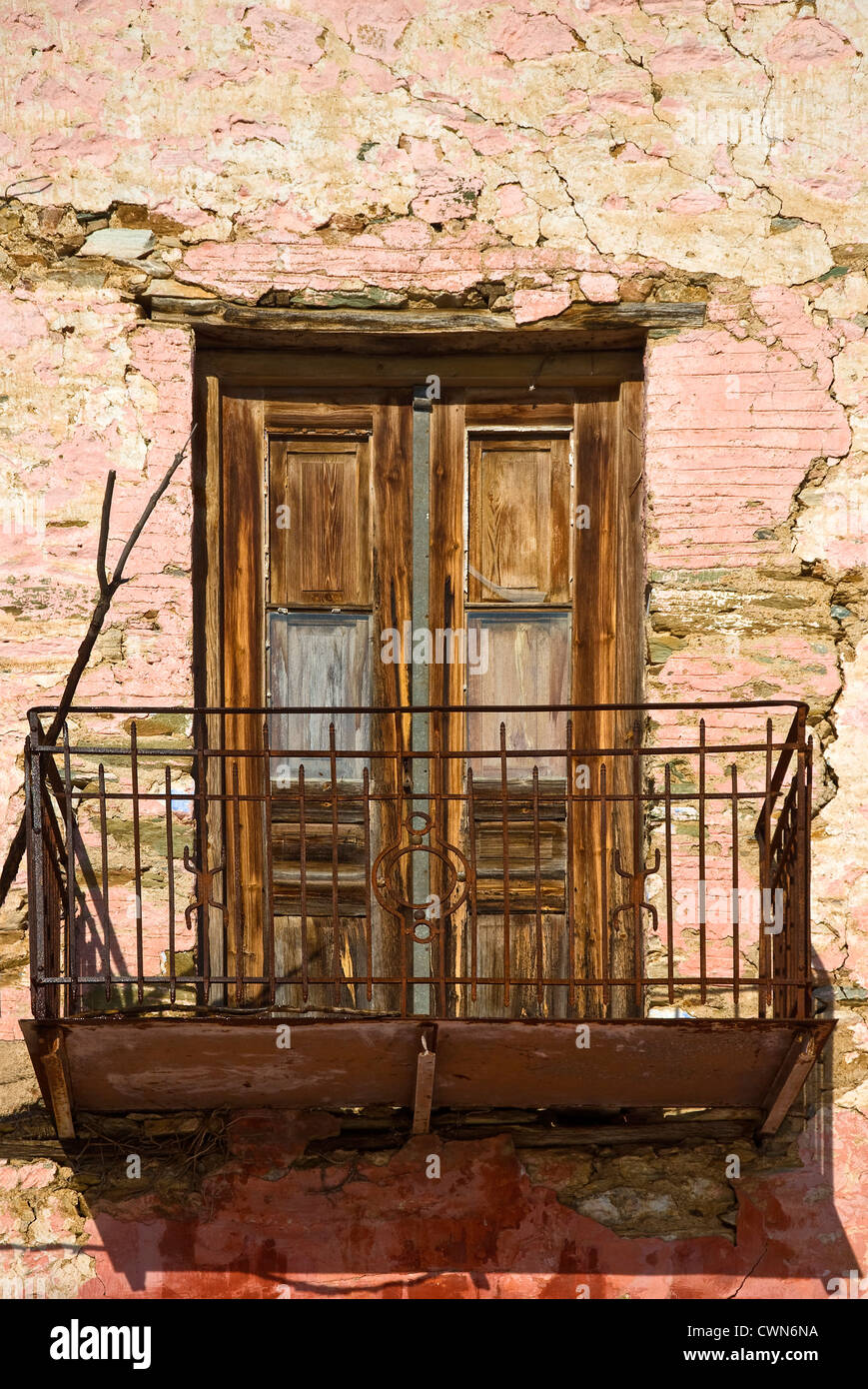 Il balcone di una vecchia casa in pietra con weathered porta di legno sulla penisola di Pelion, Tessaglia, Grecia Foto Stock