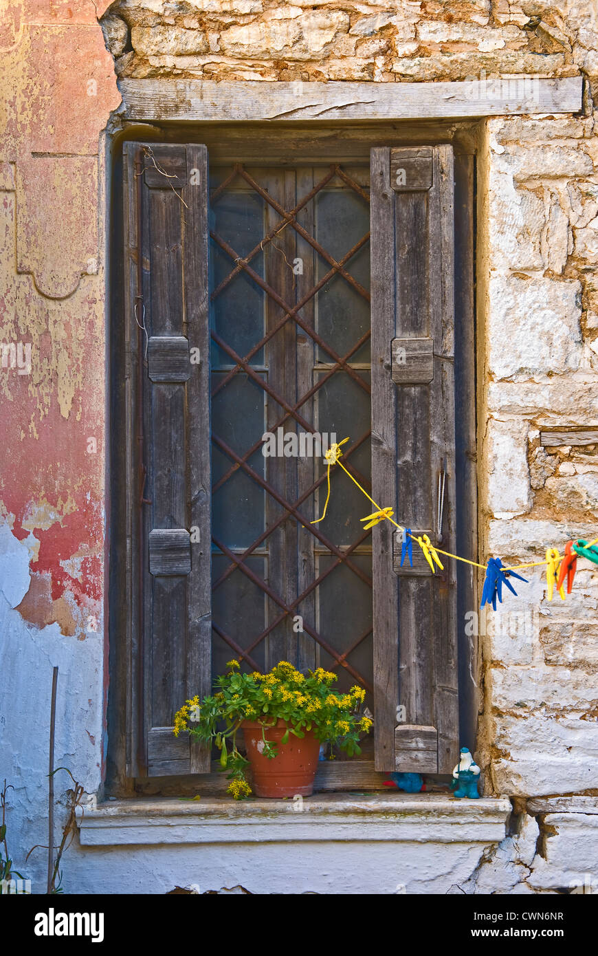 Finestra spiovente di una vecchia casa di pietra sul Pelion Peninsular, Tessaglia, Grecia Foto Stock