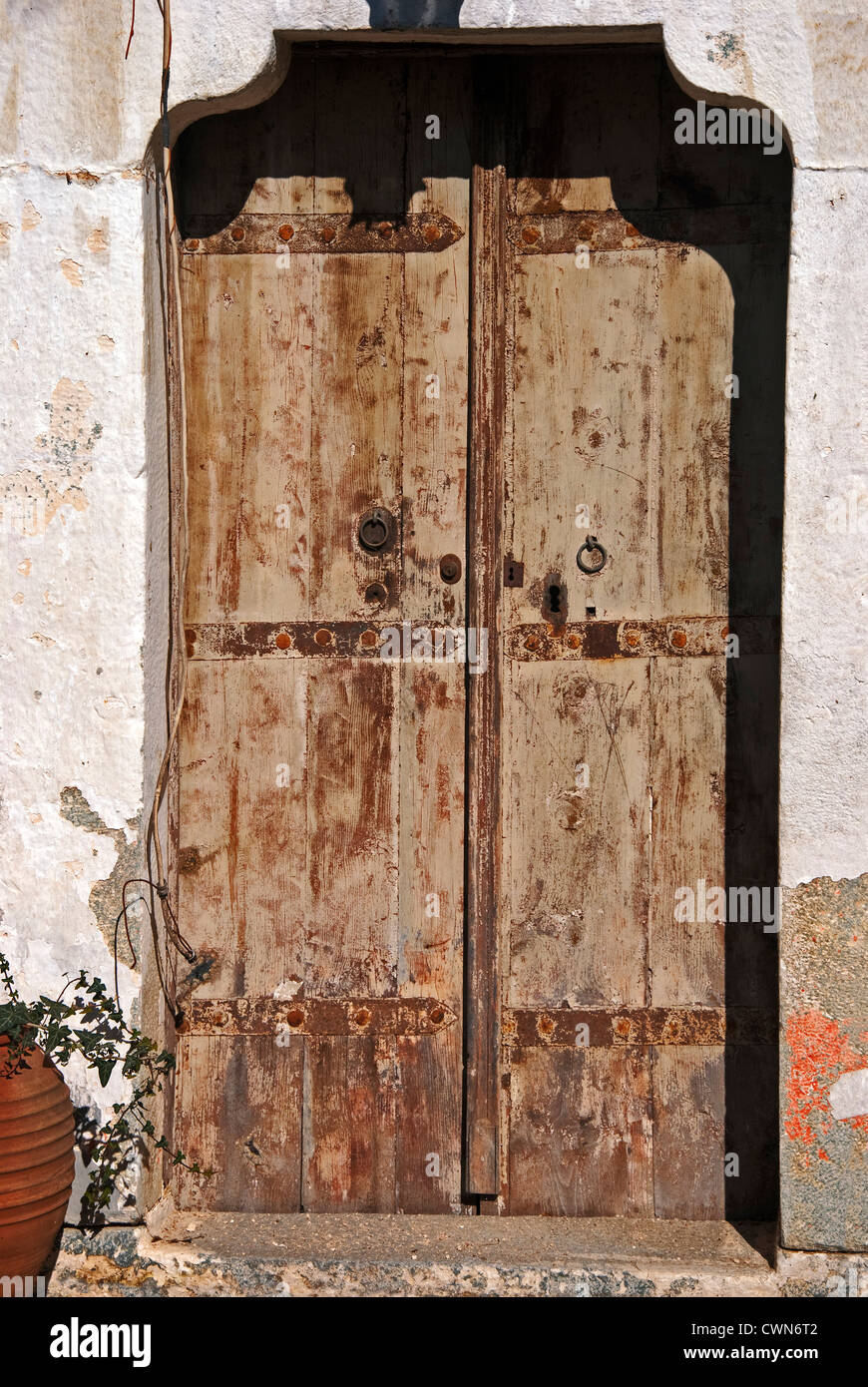Weathered porta di legno di una vecchia casa di pietra sul Pelion Peninsular, Tessaglia, Grecia Foto Stock