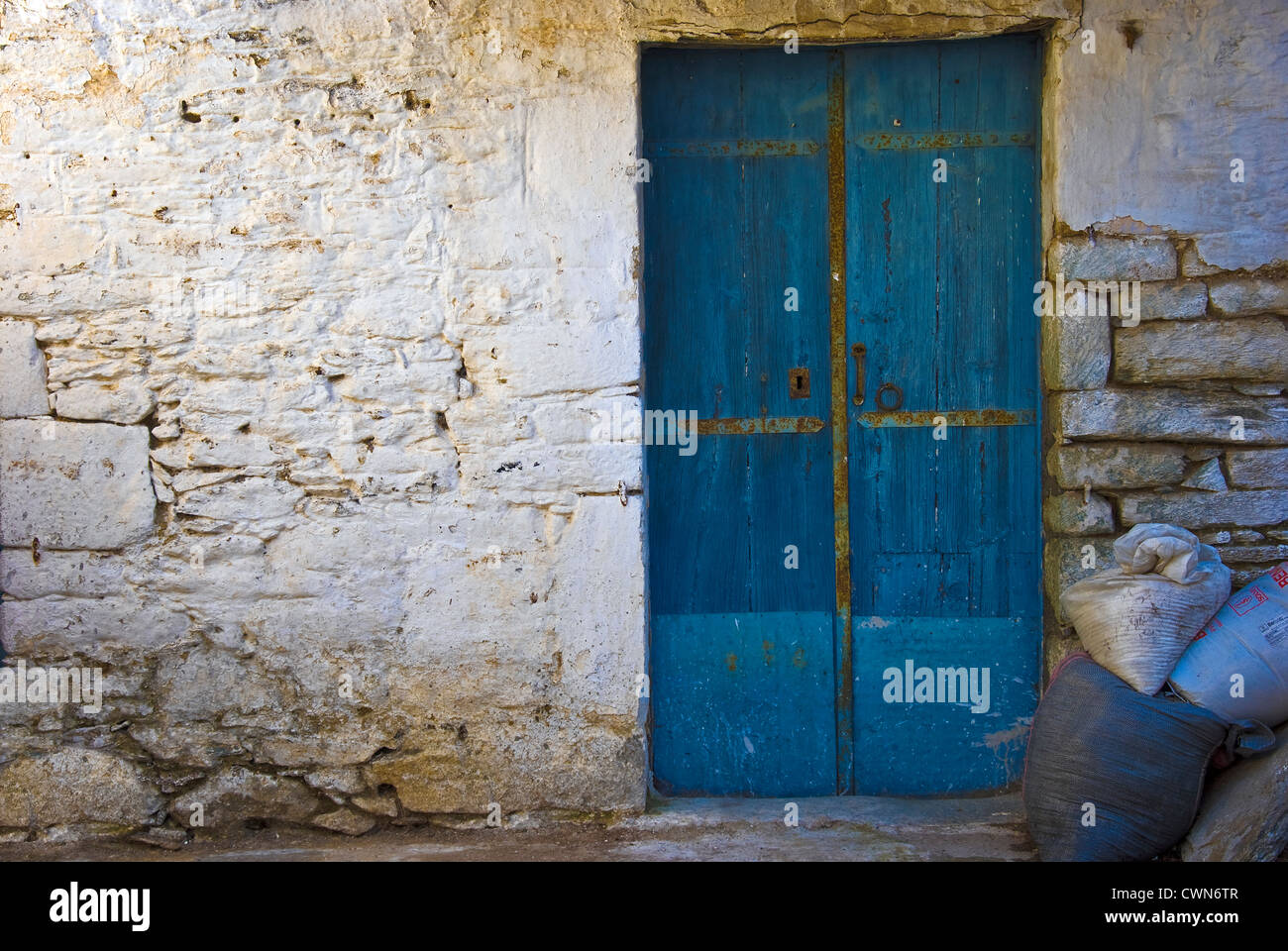 Porta di legno di una vecchia casa di pietra sul Pelion Peninsular, Tessaglia, Grecia Foto Stock