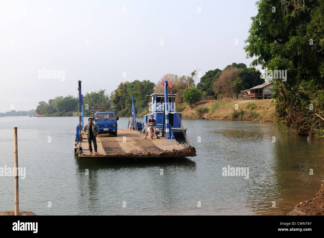 Traghetto sul fiume Mekong vicino a Champassak sud Laos Foto Stock