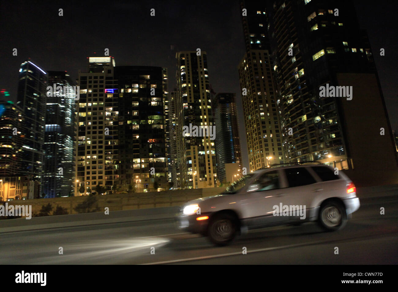Sullo skyline di Chicago Downtown notte Lake Shore Drive Viaggi turismo illinois traffico sfocata SUV di guida Foto Stock