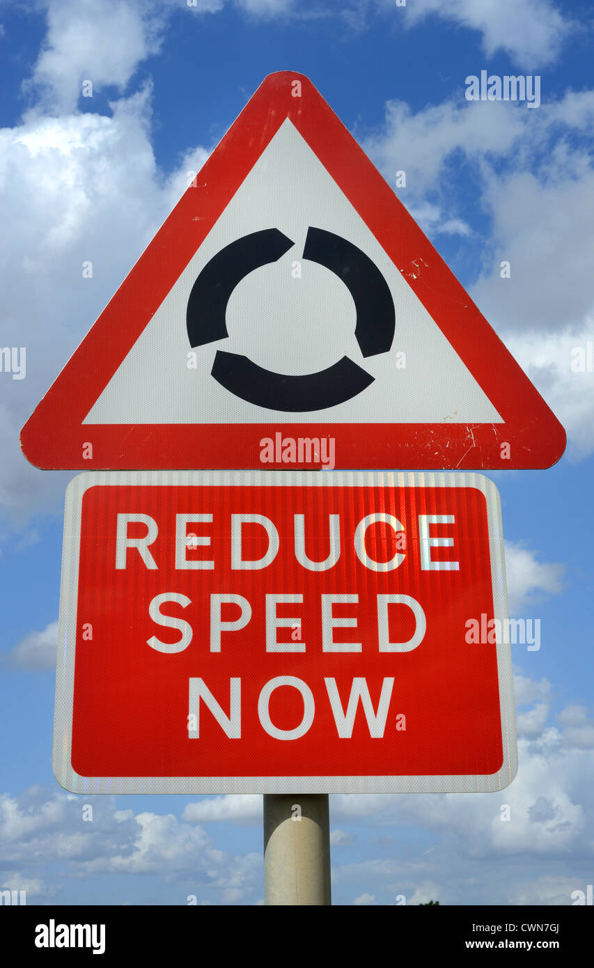 Ridurre la velocità cartello stradale di Avvertimento prima della rotatoria davanti regno unito Foto Stock