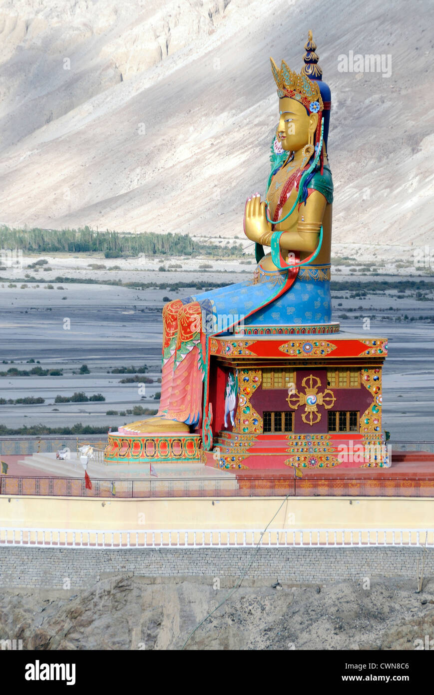 Statua di Ciampa (Maitreya Buddha), il futuro Buddha ha riferito di essere 32 metri, 106 piedi di altezza. Foto Stock