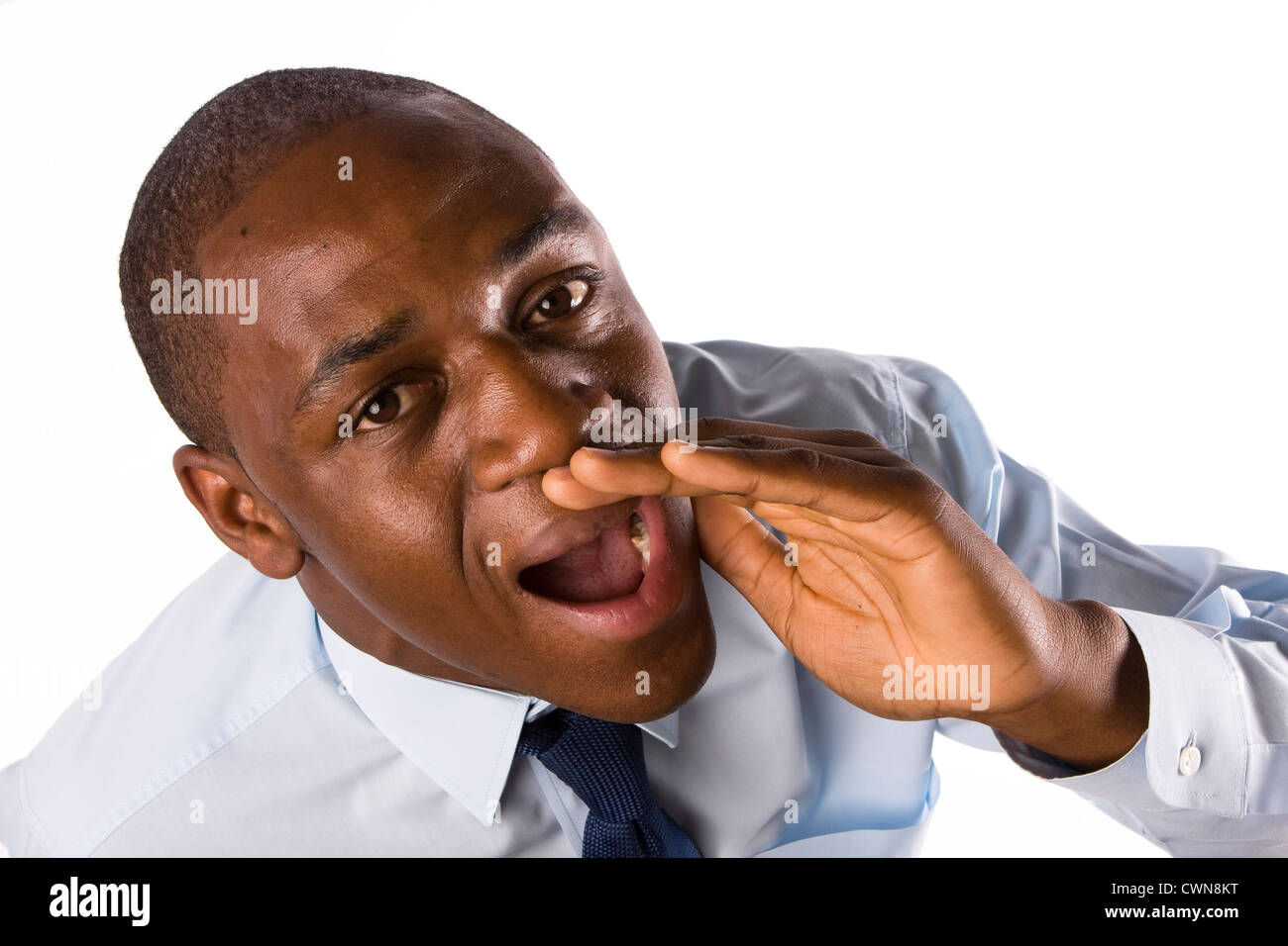 Closeup ritratto di un giovane uomo gridando ad alta voce Foto Stock