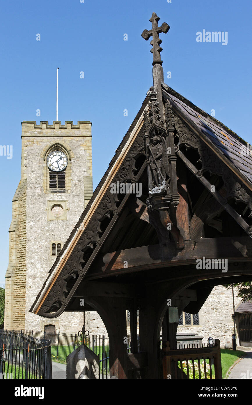 Il Victorian lychgate all'entrata di San Michele è la Chiesa Parrocchiale in Abergele, il Galles del Nord Foto Stock