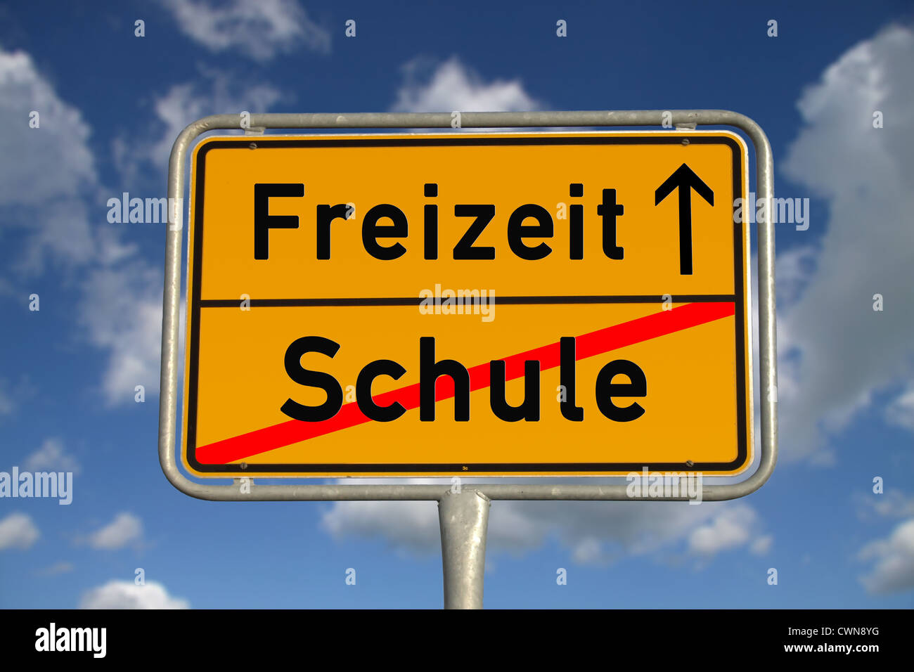 Il tedesco cartello stradale scuola e nel tempo libero con il cielo blu e nuvole bianche Foto Stock