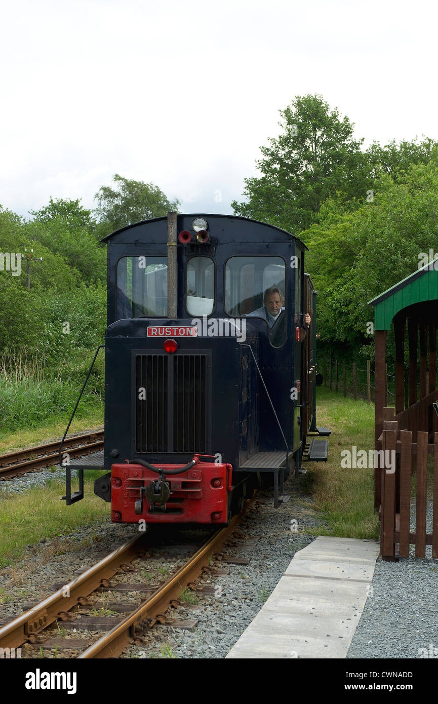 Patrimonio unità diesel che arrivano al platform sul welsh highland railway Foto Stock