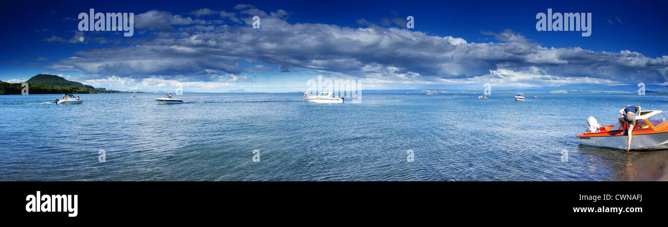 Una panoramica di barche e di coloro che godono di una giornata sul lago Taupo, Nuova Zelanda Foto Stock