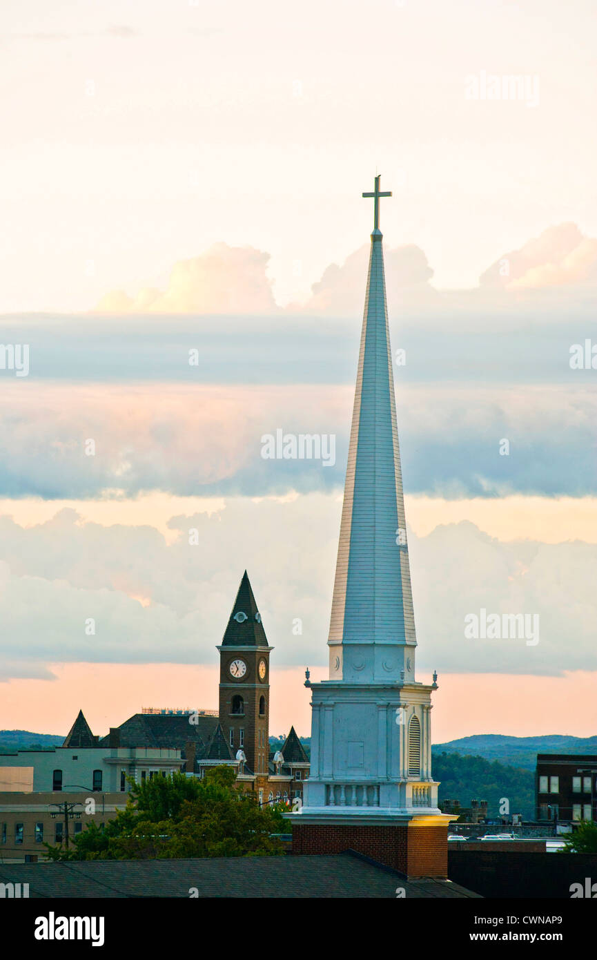 Una chiesa campanaria e courthouse steeple a sunrise di Fayetteville, Arkansas. Foto Stock