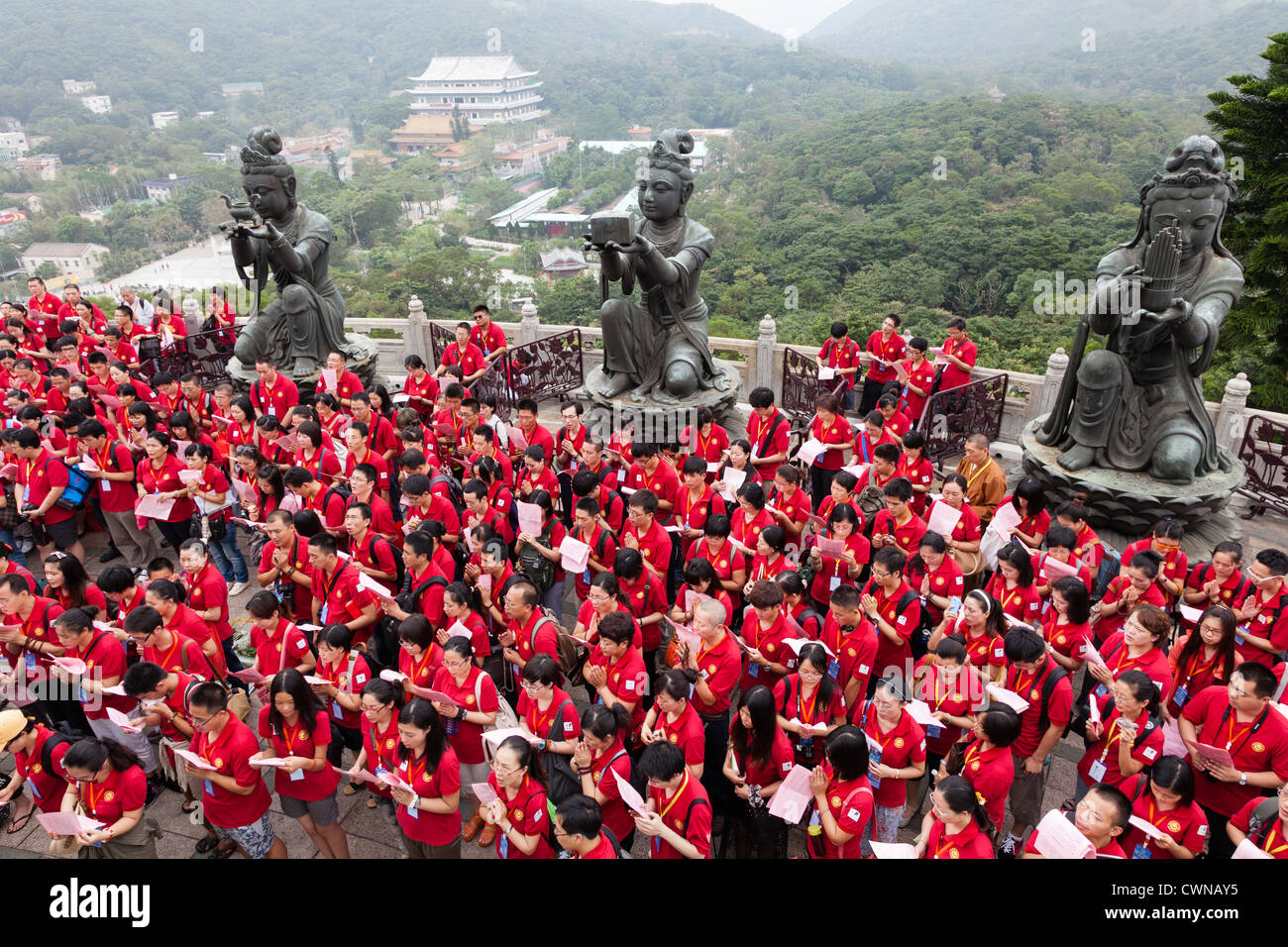 I partecipanti della seconda Giornata Mondiale della Gioventù Simposio del buddismo adorare a Tian Tan Buddha, Hong Kong, Cina Foto Stock